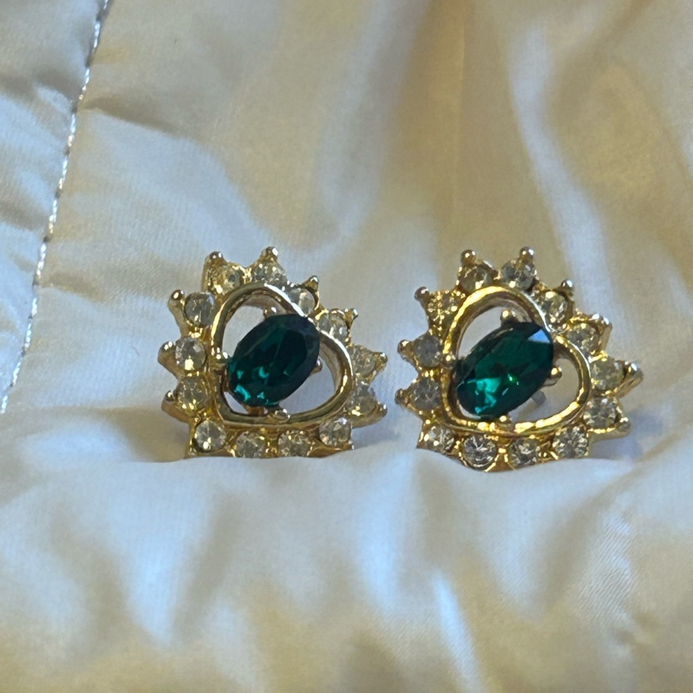 Vintage Style Emerald Green Heart Rhinestone Halo Gold Stud Earrings - Picture 8 of 8